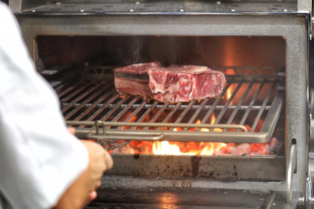 Bo Hotel Palma Exterior foto A steak being cooked on a barbecue